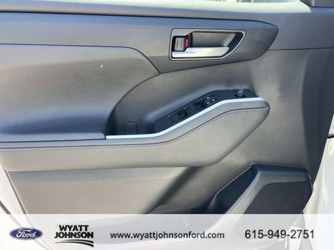 Used 2023 Toyota Highlander XLE image 28