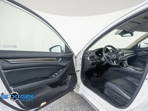 Used 2018 Honda Accord Touring image 9