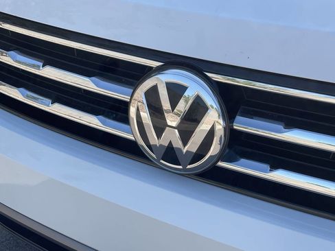 Used 2021 Volkswagen Tiguan SE w/ Panoramic Sunroof Package image 30