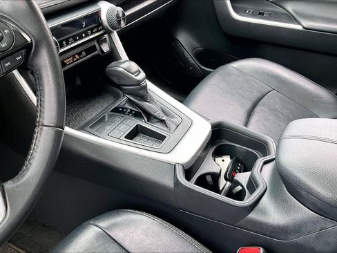Used 2020 Toyota RAV4 XLE Premium FWD image 17