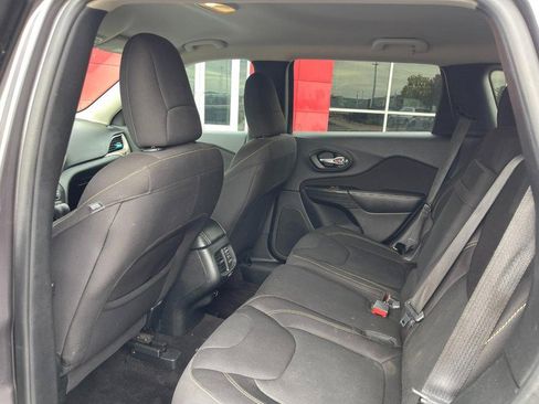 Used 2017 Jeep Cherokee Latitude w/ Cold Weather Group FWD image 13