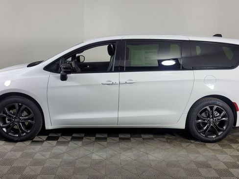 New 2026 Chrysler Pacifica Select image 4