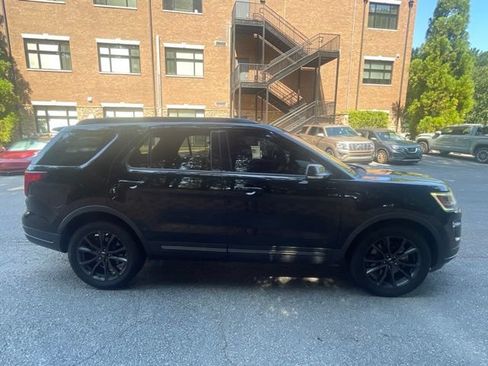 Used 2018 Ford Explorer XLT w/ Equipment Group 202A FWD image 4