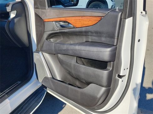 Used 2016 Cadillac Escalade Luxury image 17