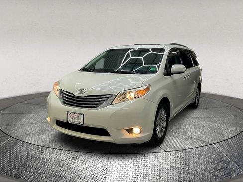 Used 2017 Toyota Sienna XLE image 3