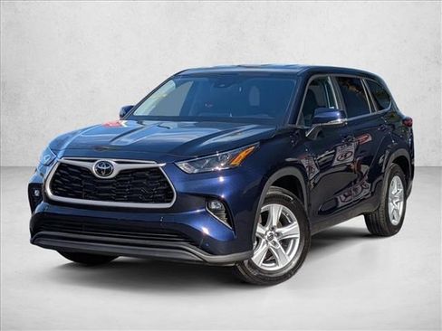 Used 2025 Toyota Highlander LE image 1