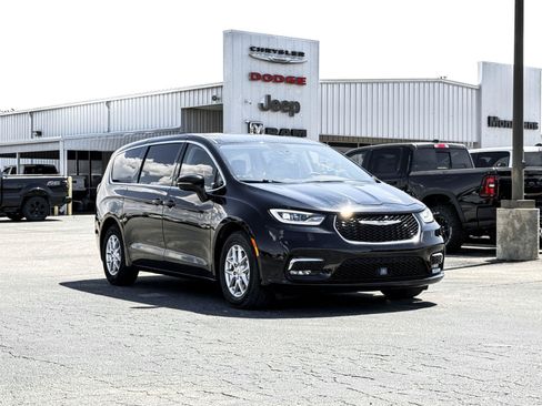 Used 2024 Chrysler Pacifica Touring-L FWD image 6