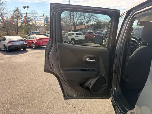 Used 2023 Jeep Renegade Latitude image 12