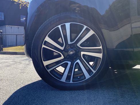 Used 2023 Land Rover Range Rover Long Wheelbase SE image 16