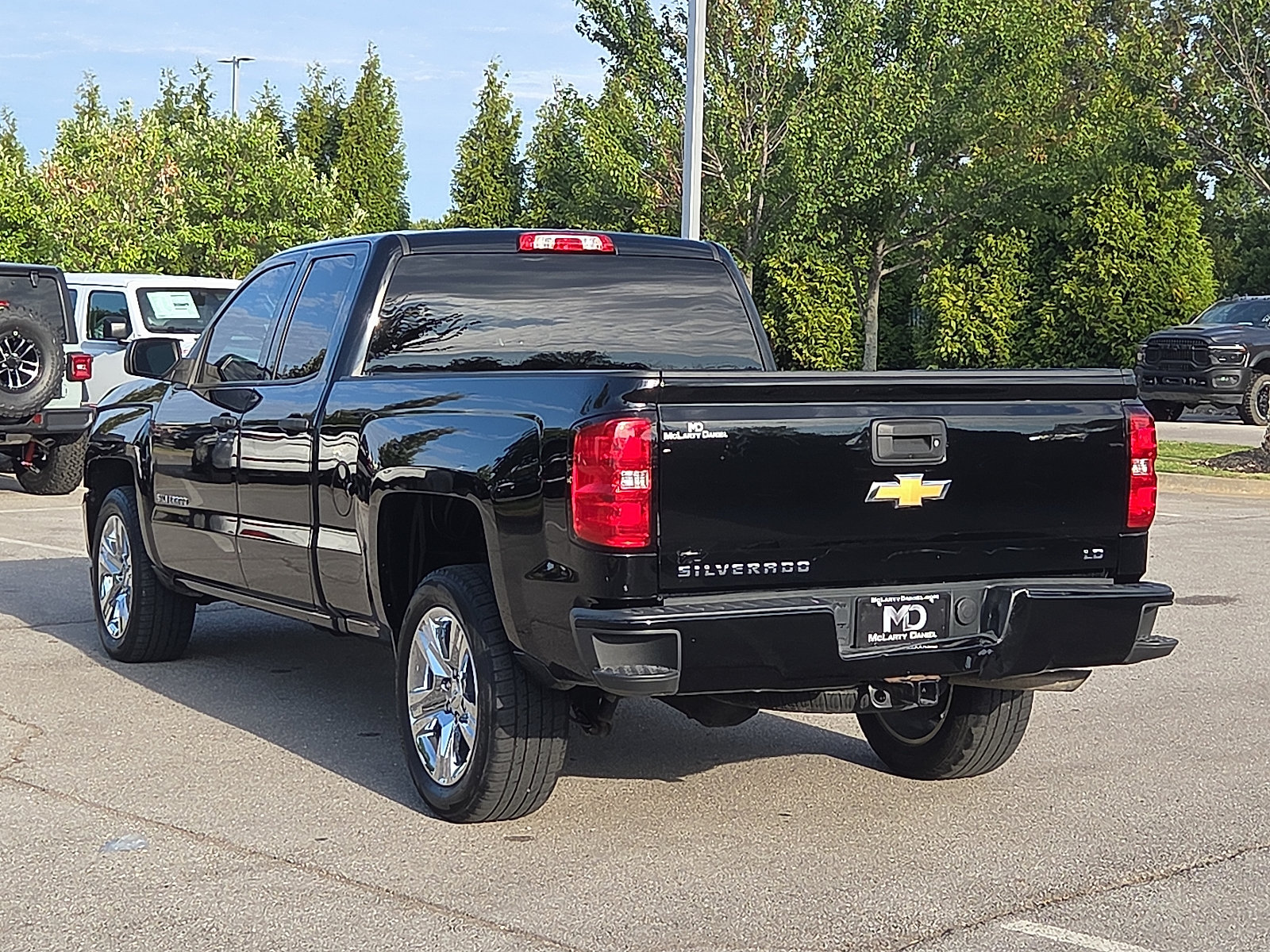 Used 2019 Chevrolet Silverado 1500 Custom w/ Custom Convenience Package RWD image 4