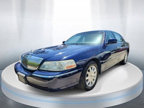 Used 2011 Lincoln Town Car Signature Limited RWD image 2
