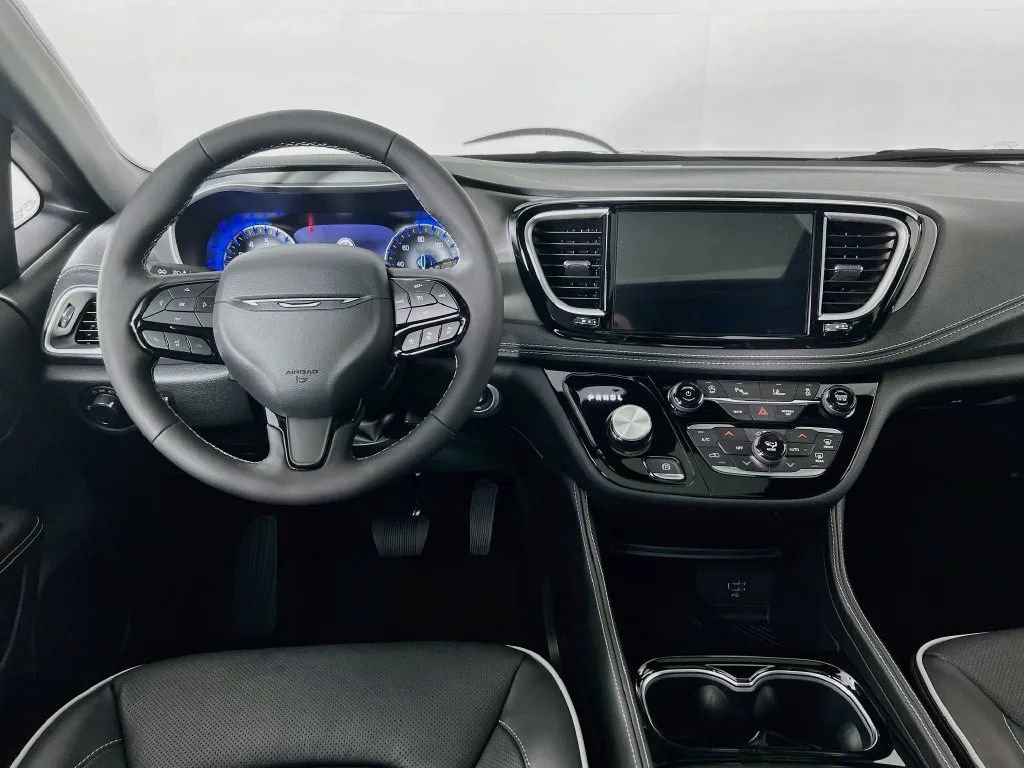 New 2027 Chrysler Pacifica Limited w/ Family Tech Group FWD image 25