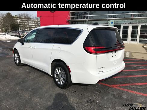 New 2026 Chrysler Pacifica Select image 8