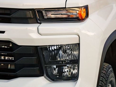 Used 2024 Chevrolet Silverado 2500 Custom w/ Custom Value Package image 4