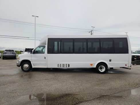 Used 2015 Ford E-450 and Econoline 450 Super Duty w/ Shuttle Bus Prep Package RWD image 4