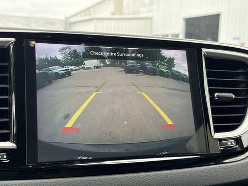 Used 2023 Chrysler Pacifica Touring-L FWD image 31