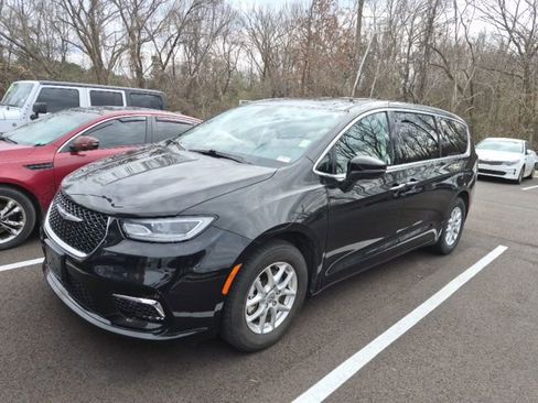 Used 2023 Chrysler Pacifica Touring-L image 2