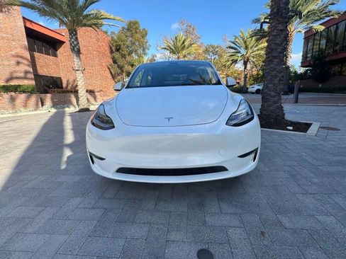 Used 2024 Tesla Model Y Long Range AWD/4WD image 2