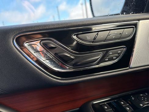Used 2019 Lincoln Navigator L Reserve AWD/4WD image 16