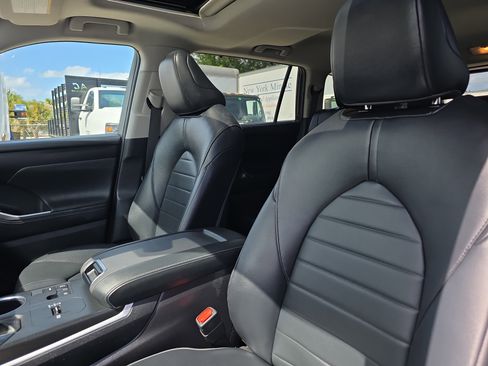 Used 2024 Toyota Highlander XLE image 26