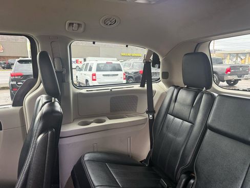 Used 2015 Chrysler Town & Country Touring image 43