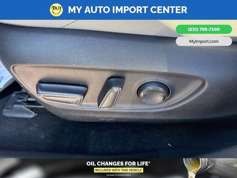 Used 2021 Toyota Venza LE image 12