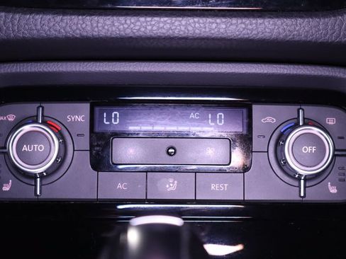 Used 2013 Volkswagen Touareg VR6 AWD/4WD image 22