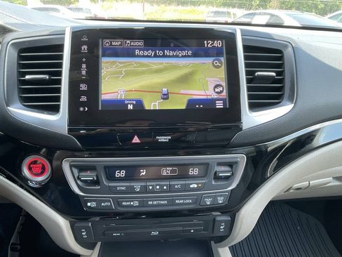 Used 2018 Honda Pilot Touring image 19