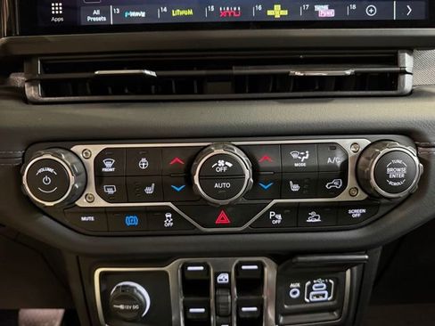 Used 2025 Jeep Wrangler Unlimited Sahara w/ Safety Group image 24