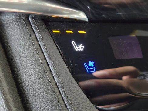 Used 2023 Cadillac XT6 Premium Luxury image 27