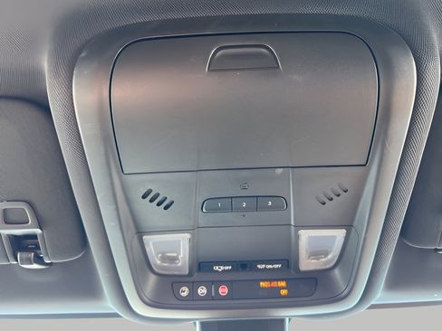 Used 2018 Chevrolet Equinox Premier image 17