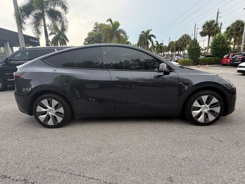 Used 2024 Tesla Model Y Long Range AWD/4WD image 8