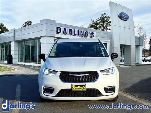 Used 2024 Chrysler Pacifica Touring-L image 2