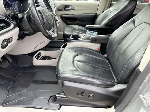 Used 2021 Chrysler Pacifica Touring-L image 15