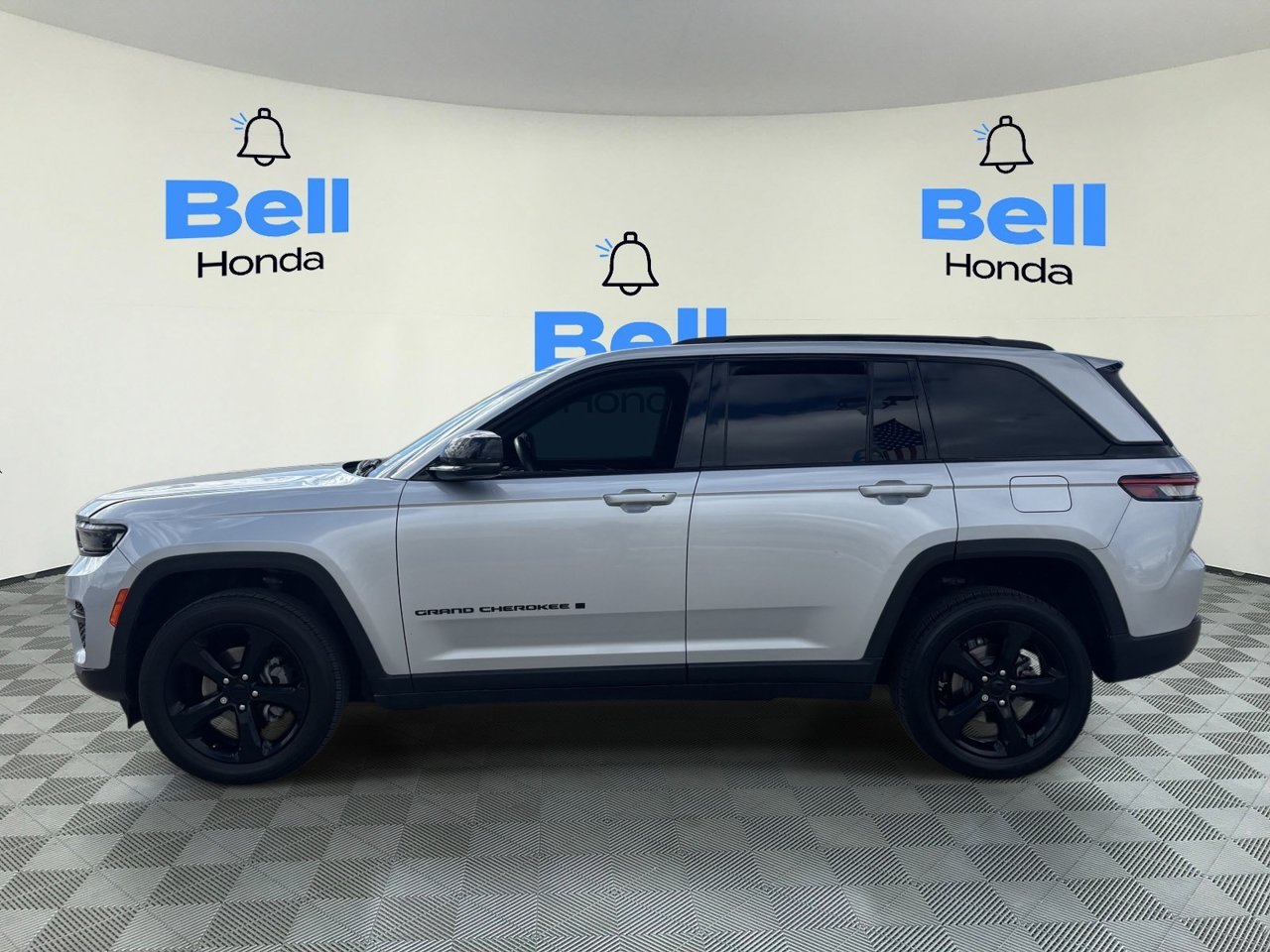 Used 2022 Jeep Grand Cherokee Altitude AWD/4WD image 2