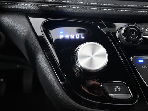 Used 2025 Chrysler Pacifica Select image 32