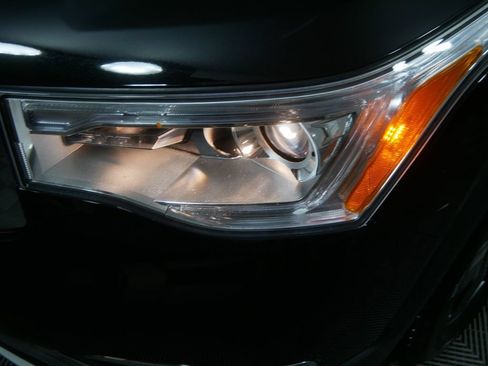 Used 2017 GMC Acadia SLT AWD/4WD image 11