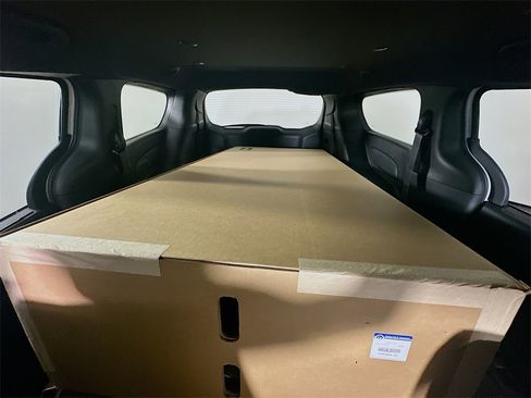 New 2025 Chrysler Pacifica Select w/ Fav Edition Package image 10