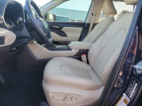 Used 2022 Toyota Highlander XLE FWD image 18