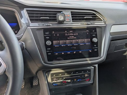 Used 2022 Volkswagen Tiguan SE image 9