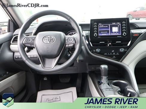 Used 2022 Toyota Camry SE image 18