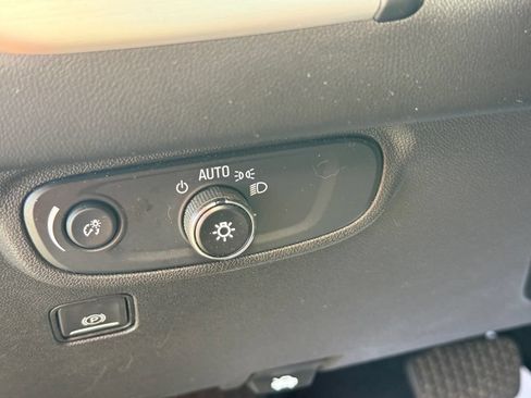 Used 2024 GMC Terrain SLE AWD/4WD image 17