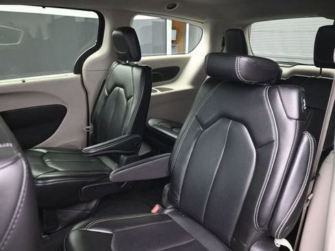 Used 2023 Chrysler Pacifica Touring-L image 12