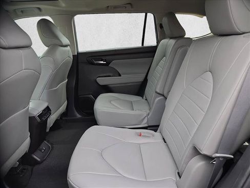 Used 2023 Toyota Highlander XLE FWD image 16