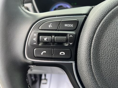 Used 2020 Kia Niro LXS FWD image 19