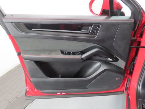 Certified 2025 Porsche Cayenne GTS AWD/4WD image 36