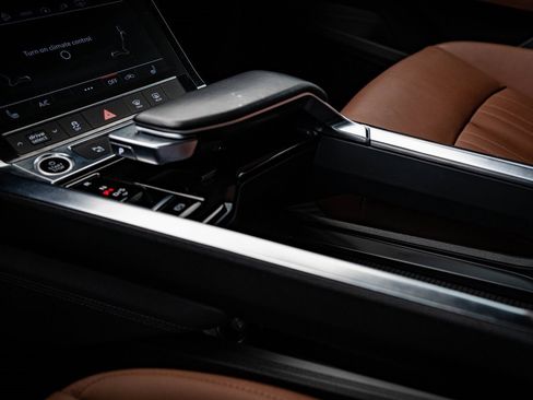 Used 2022 Audi e-tron Premium w/ Convenience Plus Package image 38