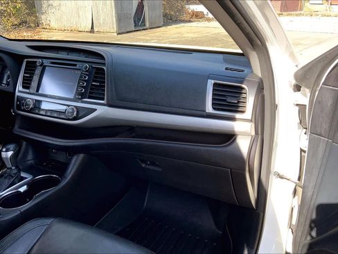 Used 2016 Toyota Highlander XLE image 17