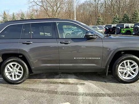 Used 2025 Jeep Grand Cherokee Laredo X image 9