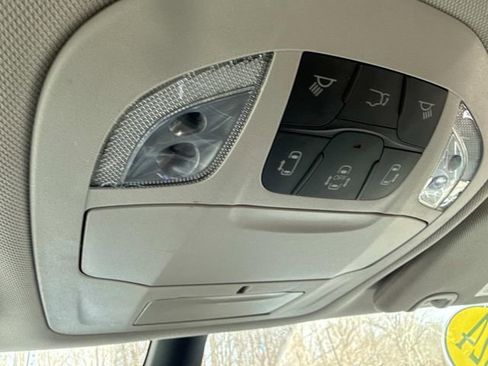 Used 2024 Chrysler Pacifica Touring-L image 28